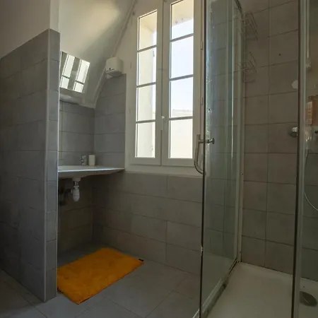 Homestay Le Rocher *